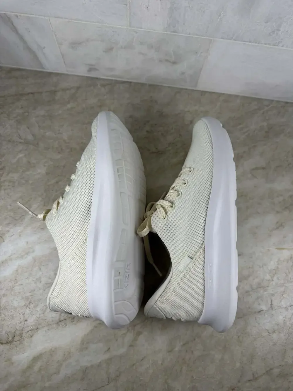 Kizik Cream Knit Hands Free Sneakers Women’s 7